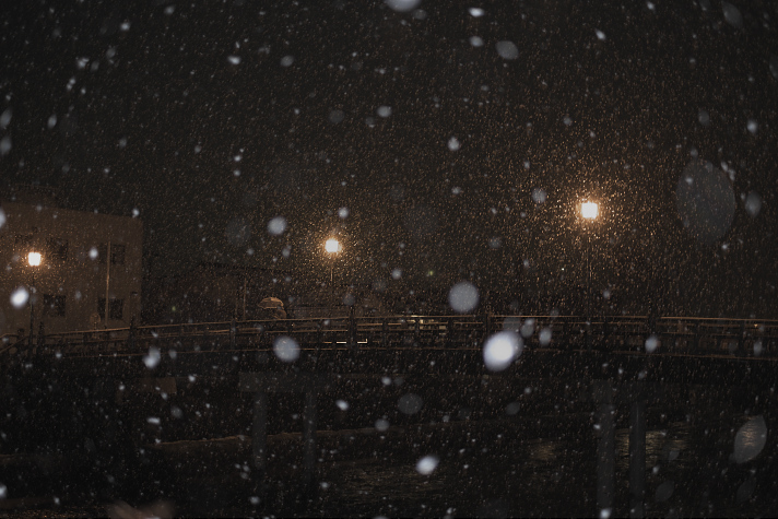 中の橋　ぼた雪